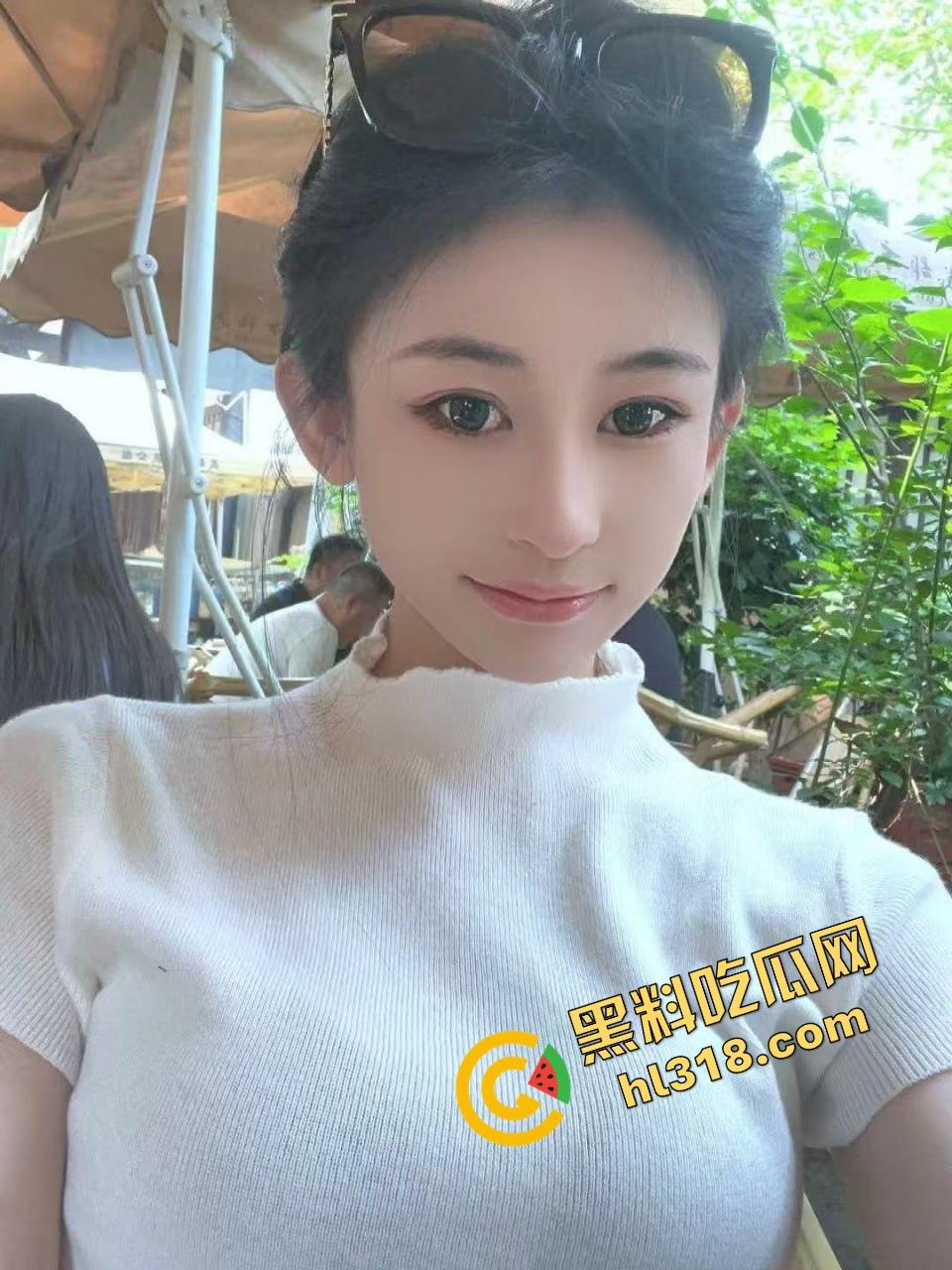 大奶纹身少妇偷情玩花样，床上让小伙边操边打电话给老公，娇喘偷情求别太猛，刺激的一批！-1