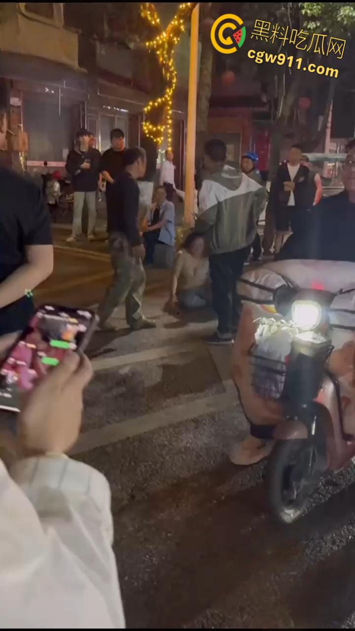 顶级渣女翻车!湖北恩施一女子谈恋爱为由,连买的车都骗去卖了,最后被男子脱光在大街上殴打!-1