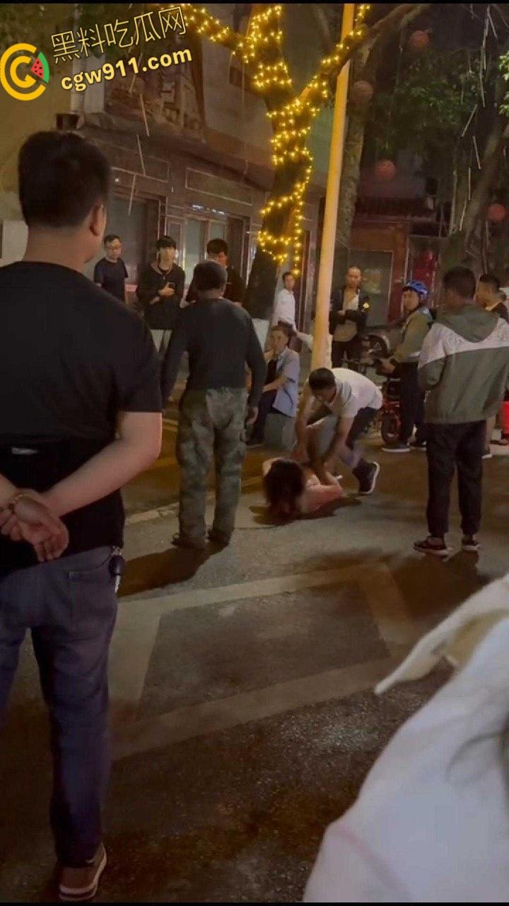 顶级渣女翻车!湖北恩施一女子谈恋爱为由,连买的车都骗去卖了,最后被男子脱光在大街上殴打!-2