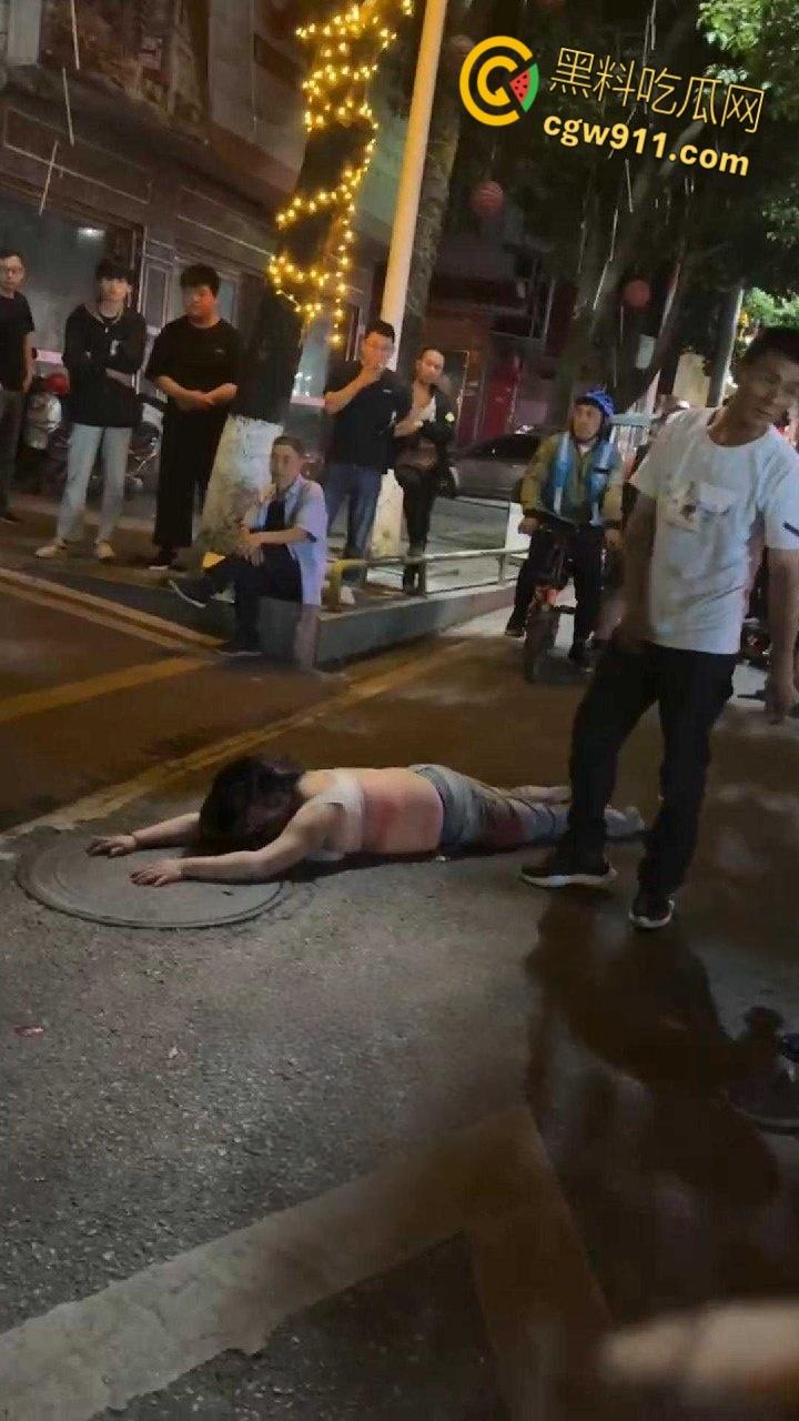 顶级渣女翻车!湖北恩施一女子谈恋爱为由,连买的车都骗去卖了,最后被男子脱光在大街上殴打!-4