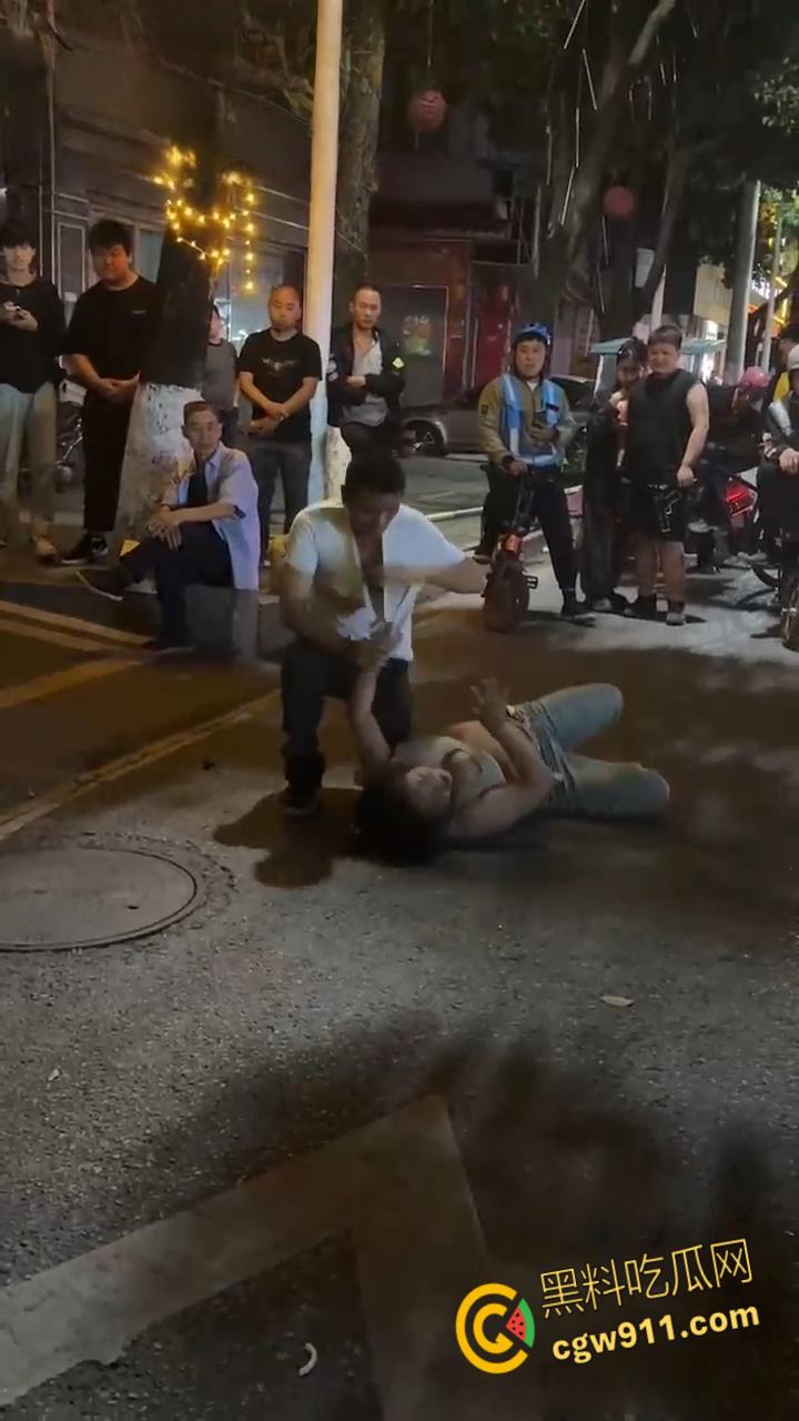 顶级渣女翻车!湖北恩施一女子谈恋爱为由,连买的车都骗去卖了,最后被男子脱光在大街上殴打!-6