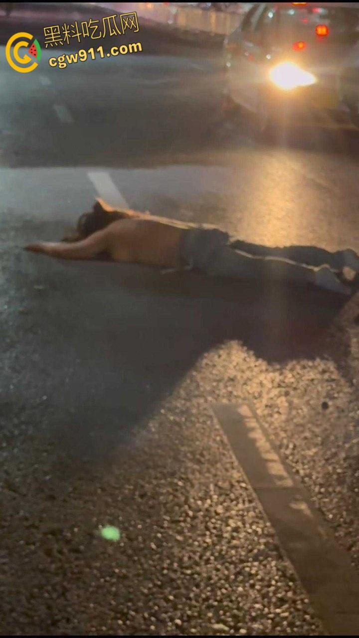 顶级渣女翻车!湖北恩施一女子谈恋爱为由,连买的车都骗去卖了,最后被男子脱光在大街上殴打!-7