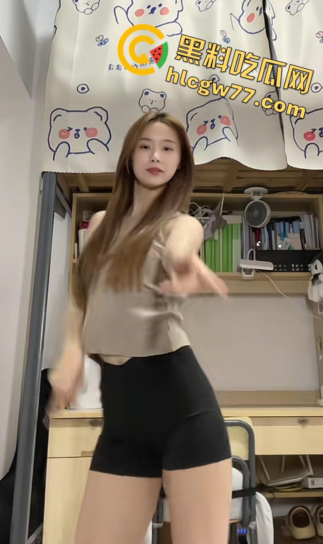 抖音【莉莉爱跳舞吖】被老板儿子当母狗!黑丝库里肉丝+狗链调教,初到社会的一节性课!-3