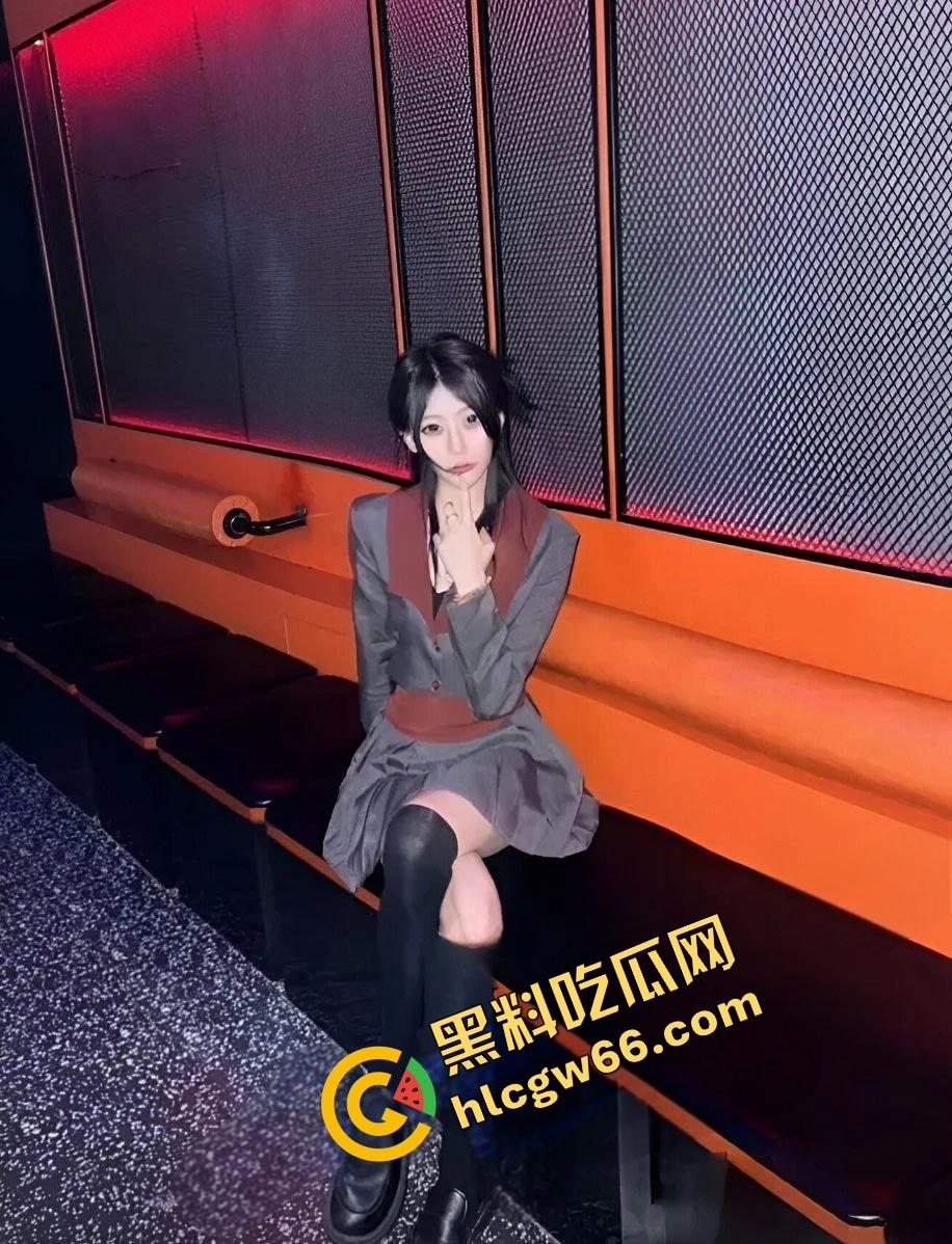 东岭工业学院公交女神『林梦瑶』爆炸流出,穿校服口爆学弟,小穴白虎嫩穴湿得老司机都心动!-3