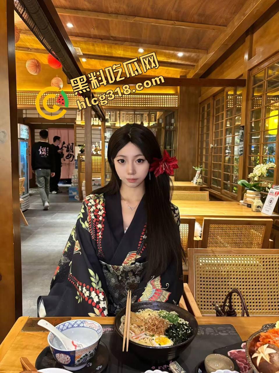 5cm真的没救了吗?看看这个富哥怎么用小鸡巴换来妹子跪舔的快乐人生,表情不是被操疼是怕转账停了!-2