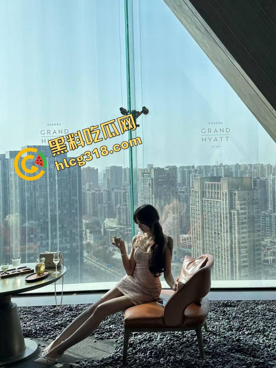 5cm真的没救了吗?看看这个富哥怎么用小鸡巴换来妹子跪舔的快乐人生,表情不是被操疼是怕转账停了!-4