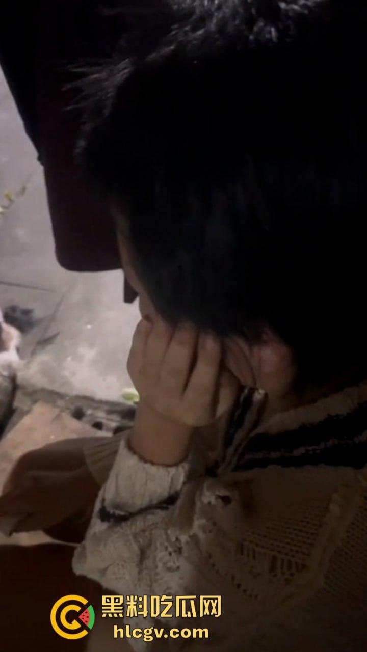 重庆体育生【陈子逸】女友遭多名同学逼下跪扇耳光 恶劣霸凌视频曝光 真是一群畜生-7