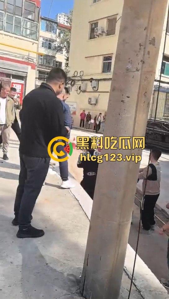 这婚礼花活儿真多!新娘被捆电线杆上,红丝全露出来了,谁教的捆绑束缚?-1