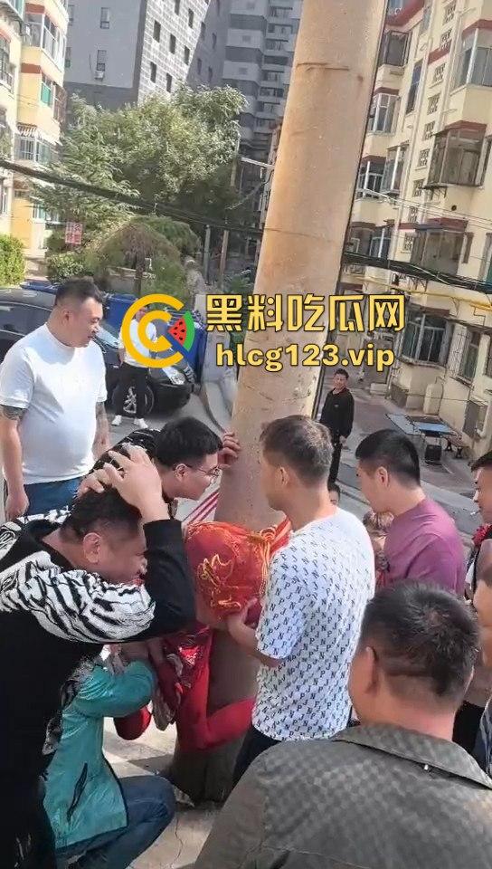 这婚礼花活儿真多!新娘被捆电线杆上,红丝全露出来了,谁教的捆绑束缚?-4