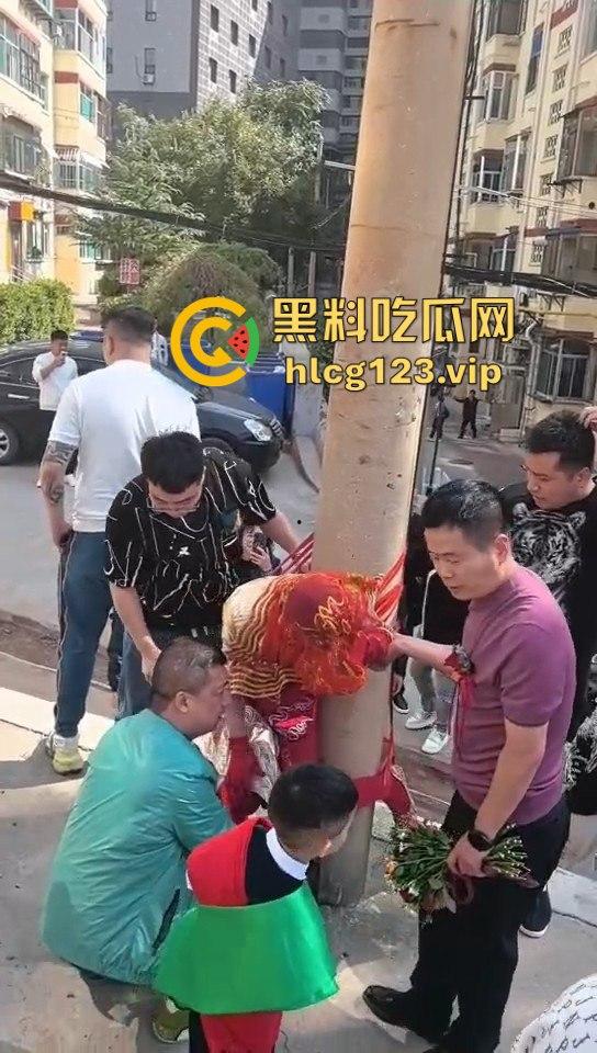 这婚礼花活儿真多!新娘被捆电线杆上,红丝全露出来了,谁教的捆绑束缚?-5