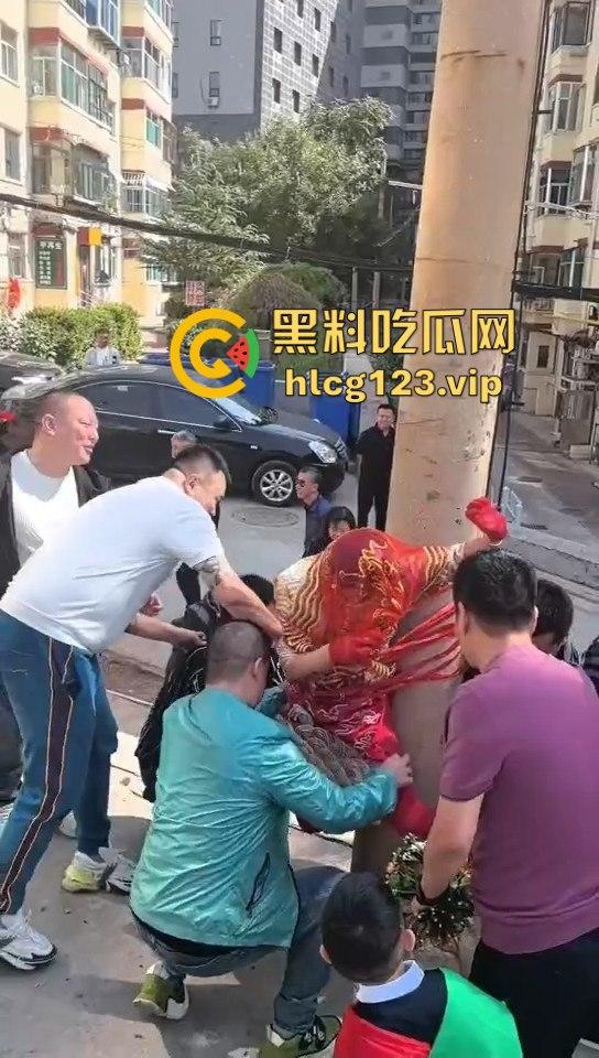 这婚礼花活儿真多!新娘被捆电线杆上,红丝全露出来了,谁教的捆绑束缚?-8