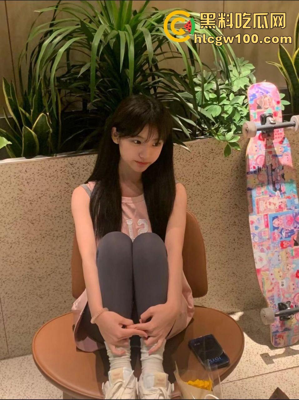 广州驾校惊现变态教练,潜规则精神小妹学员,驾校户外裸奔调教玩黑木耳抽烟吞吐,不骚不给过科目二!-7