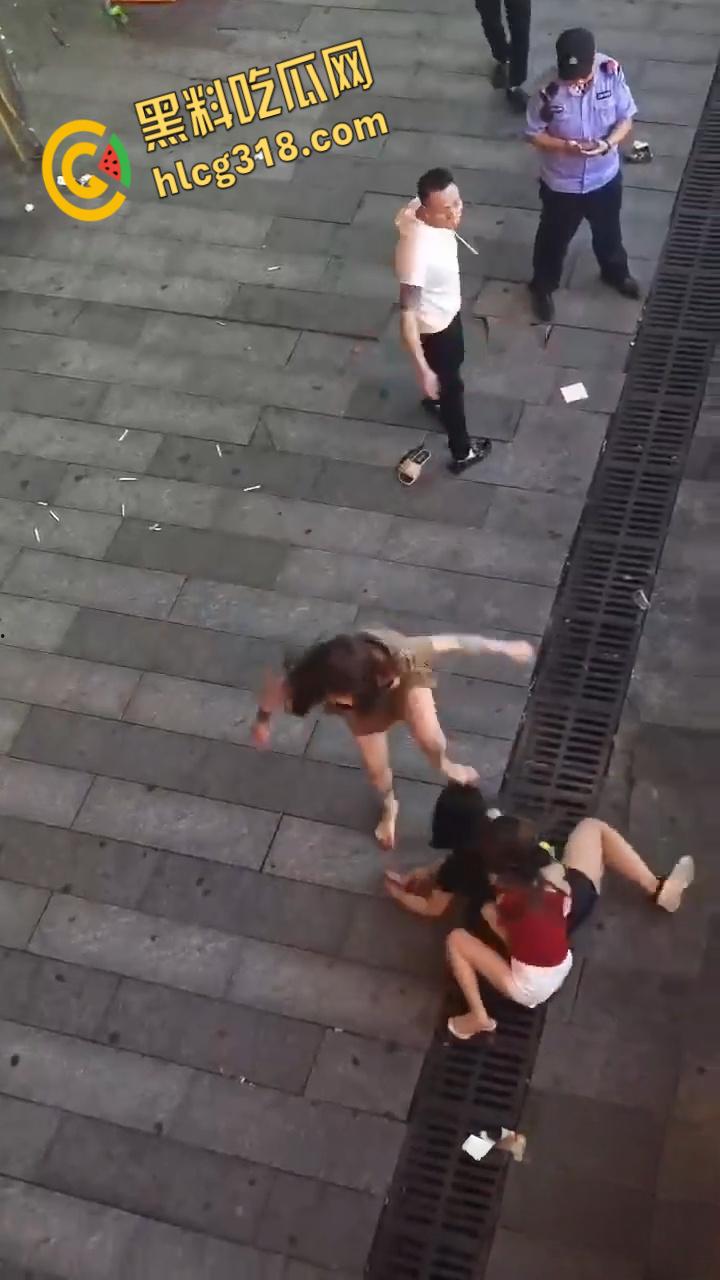 精神小妹街头撕逼大战,现场大奶子都打的一甩一甩的露出来了,毫不在意继续干瓜友们爱看!-3