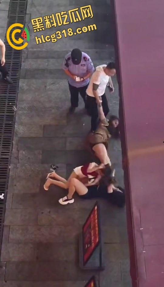 精神小妹街头撕逼大战,现场大奶子都打的一甩一甩的露出来了,毫不在意继续干瓜友们爱看!-6