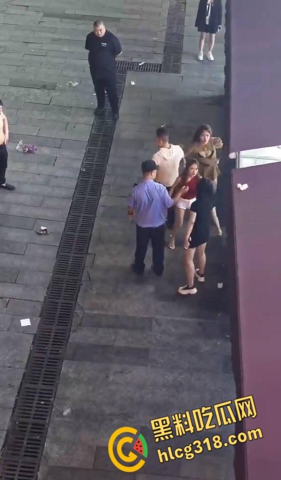 精神小妹街头撕逼大战,现场大奶子都打的一甩一甩的露出来了,毫不在意继续干瓜友们爱看!-7