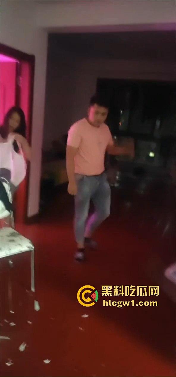 山西捉奸场面刺激!给奸夫脑门上来一菜刀,插得稳稳的,医院都不敢拔!-1