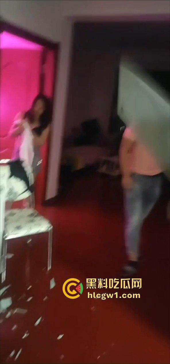 山西捉奸场面刺激!给奸夫脑门上来一菜刀,插得稳稳的,医院都不敢拔!-2