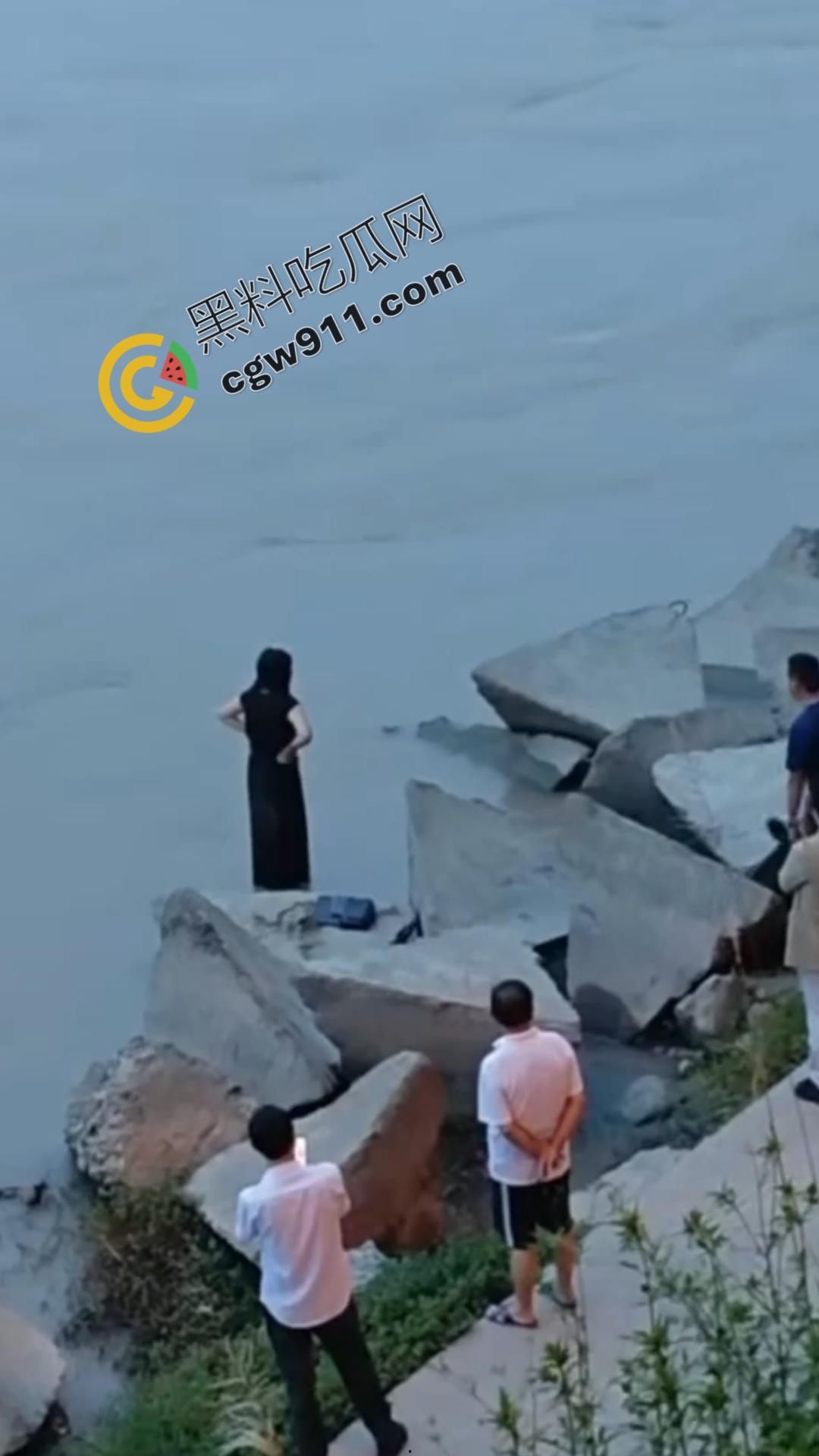 四川乐山美女跳河! 沉迷情感漩涡无法自拔,消防员拼死营救无果,女子终被激流吞没-1