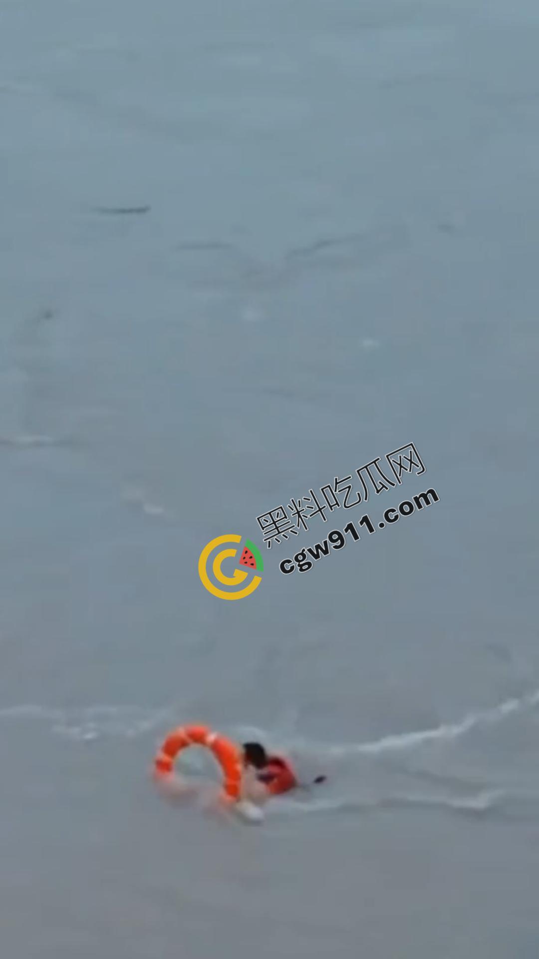 四川乐山美女跳河! 沉迷情感漩涡无法自拔,消防员拼死营救无果,女子终被激流吞没-5