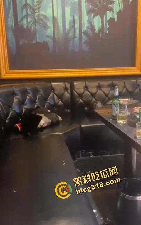 吃小菜怕拉肚子?老婆直接跟兄弟们厕所群P被轮,喝多点的酒全撒逼里了,厕所里的逼才最带味!-1