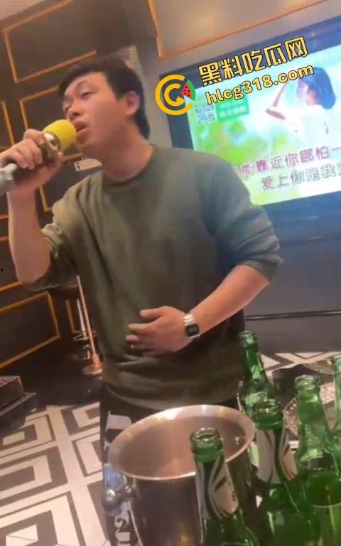 吃小菜怕拉肚子?老婆直接跟兄弟们厕所群P被轮,喝多点的酒全撒逼里了,厕所里的逼才最带味!-3