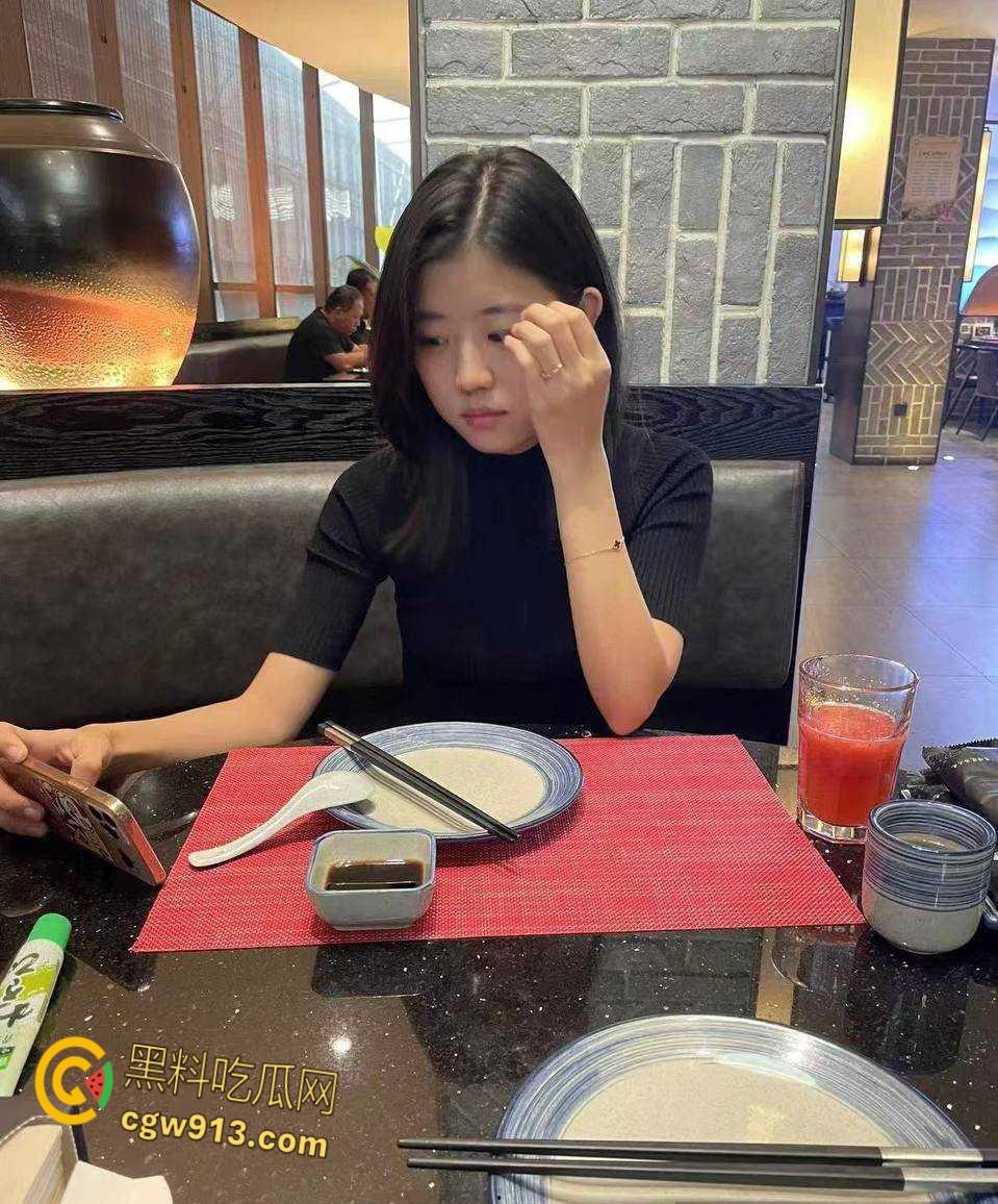 云南省红河州【夏颖】，体制内清纯形象崩塌，各种情趣制服齐上阵，风骚少妇被无套调教玩弄 ！-1