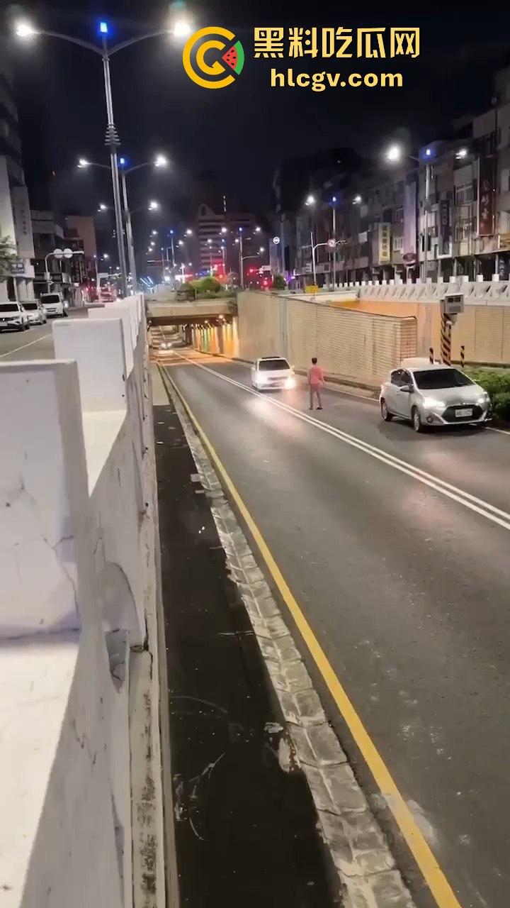 精神大叔作死站路中间,叼烟堵车挑衅!遇上精神小伙直接开揍,魔法果然得用魔法破!-2