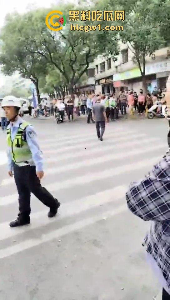 开平市街上惊现人肉保龄球!男子驾车撞飞8人,连刹车都懒得碰,不带刹车像玩游戏一样!-7