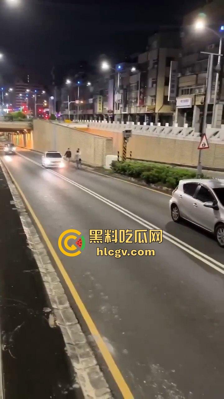 精神大叔作死站路中间,叼烟堵车挑衅!遇上精神小伙直接开揍,魔法果然得用魔法破!-3