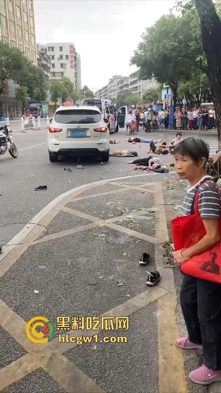 开平市街上惊现人肉保龄球!男子驾车撞飞8人,连刹车都懒得碰,不带刹车像玩游戏一样!-10