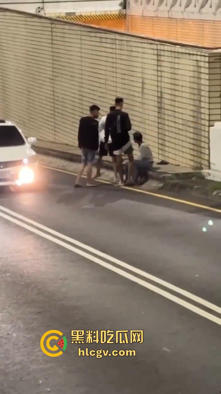 精神大叔作死站路中间,叼烟堵车挑衅!遇上精神小伙直接开揍,魔法果然得用魔法破!-10