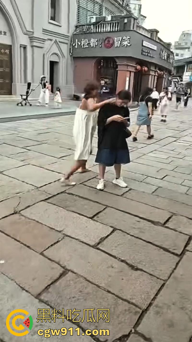 江苏苏州街头裸女,女精神病饭店脱衣,当街裸奔殴打他人,甚至还砸车发疯,有没有那个流浪汉能给带走啊!-2