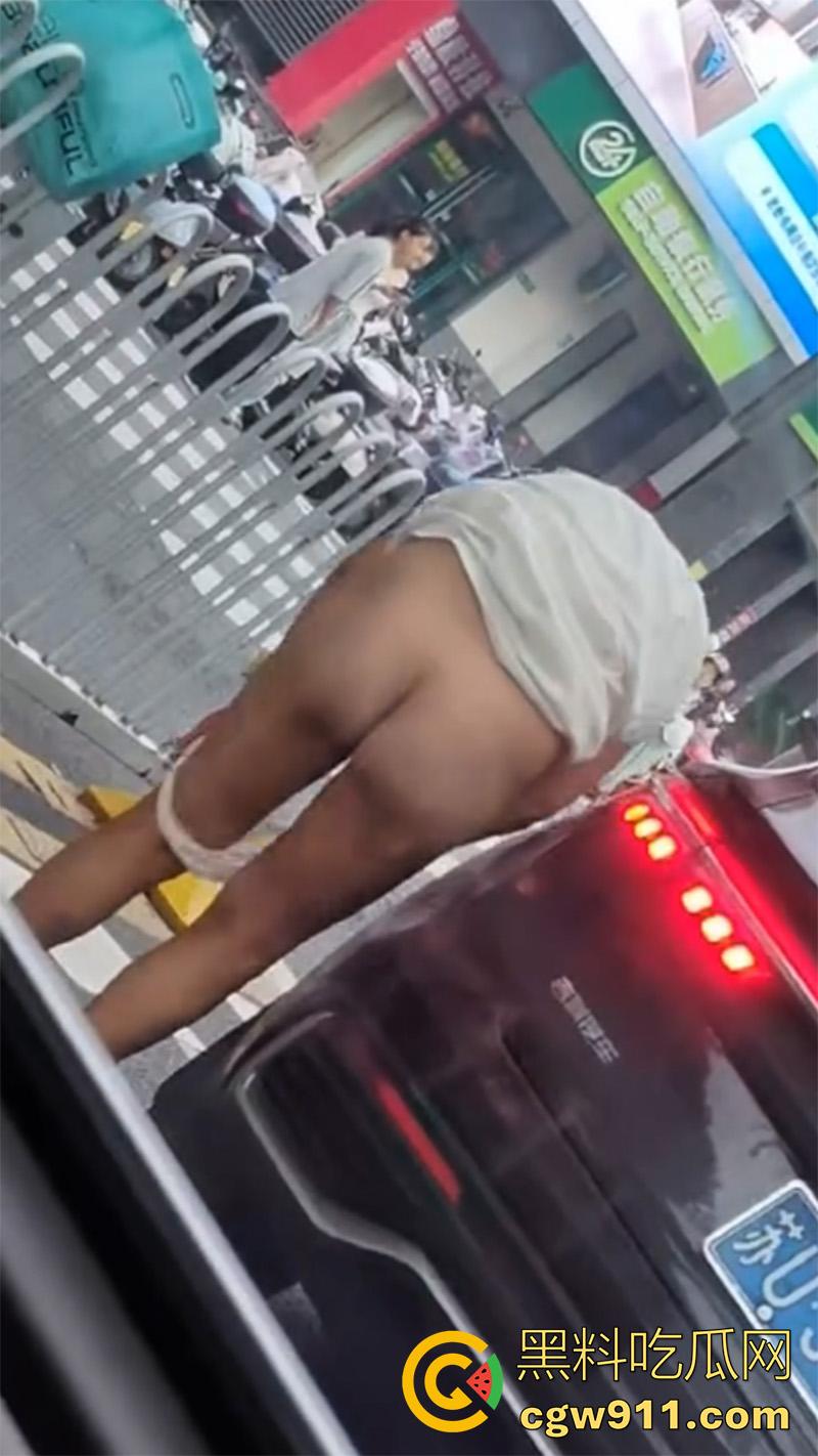 江苏苏州街头裸女,女精神病饭店脱衣,当街裸奔殴打他人,甚至还砸车发疯,有没有那个流浪汉能给带走啊!-3