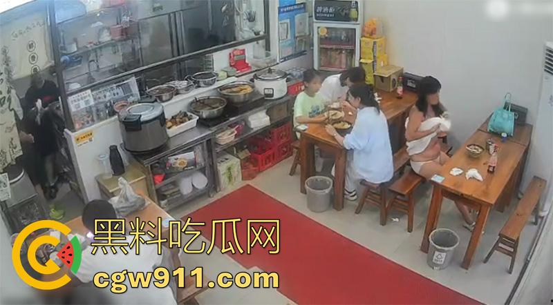 江苏苏州街头裸女,女精神病饭店脱衣,当街裸奔殴打他人,甚至还砸车发疯,有没有那个流浪汉能给带走啊!-6
