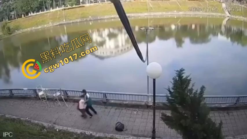 越南13岁男孩持刀暴走：将同学捅伤后推入湖中，辱骂激发致命仇恨，监控全程记录，复仇摄人心魄！-3