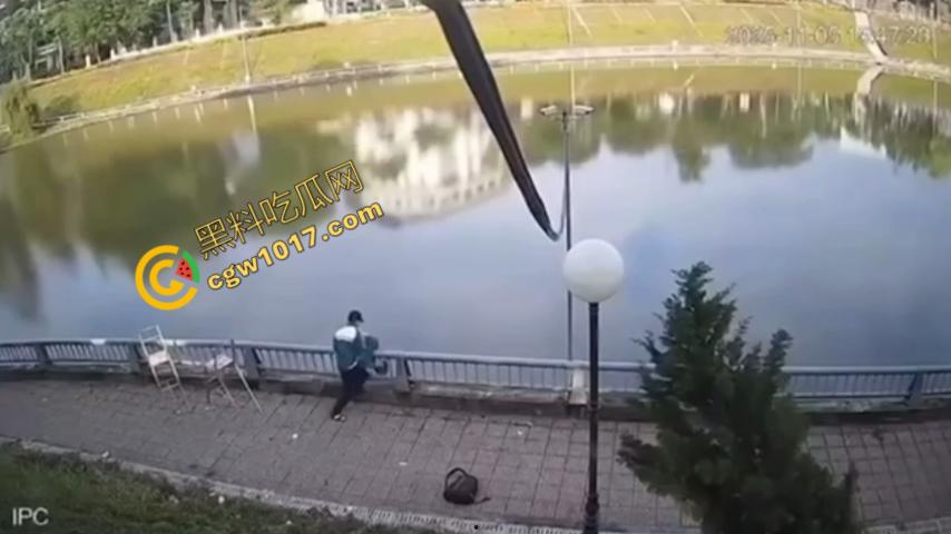 越南13岁男孩持刀暴走：将同学捅伤后推入湖中，辱骂激发致命仇恨，监控全程记录，复仇摄人心魄！-6