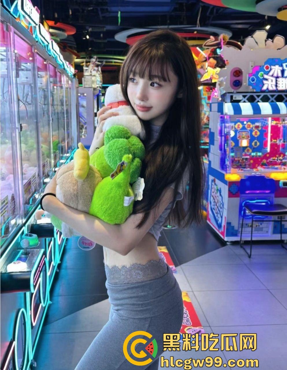 大年初六妹妹带我去酒吧,参加闺蜜生日局妹妹喝醉后,刚到家就把我推倒直接脱下我的裤子开始吃鸡巴!-5