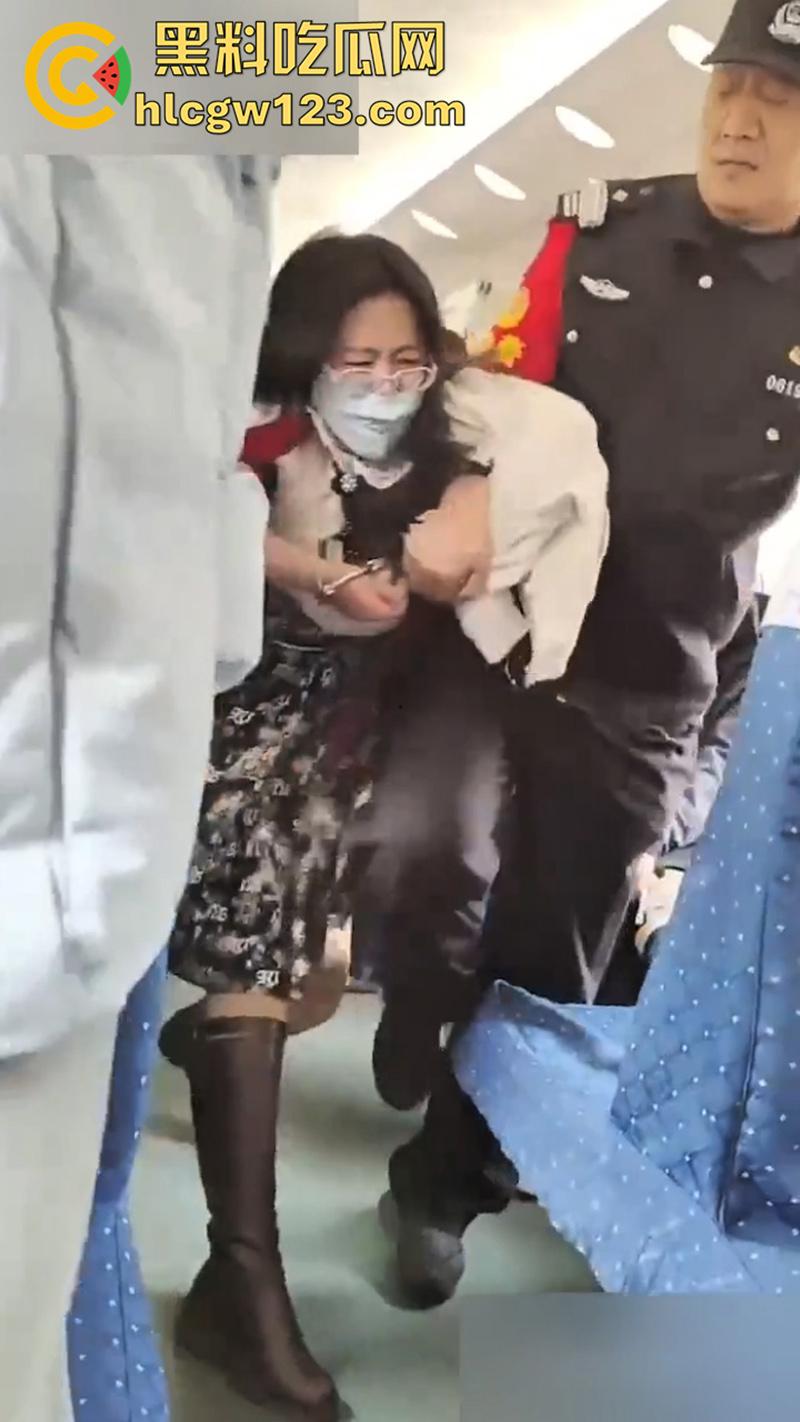 傅首尔面相母女俩,列车上霸座疯狂作妖,拿剪子威胁自杀还用手机砸乘警,扬言为我收尸!-7