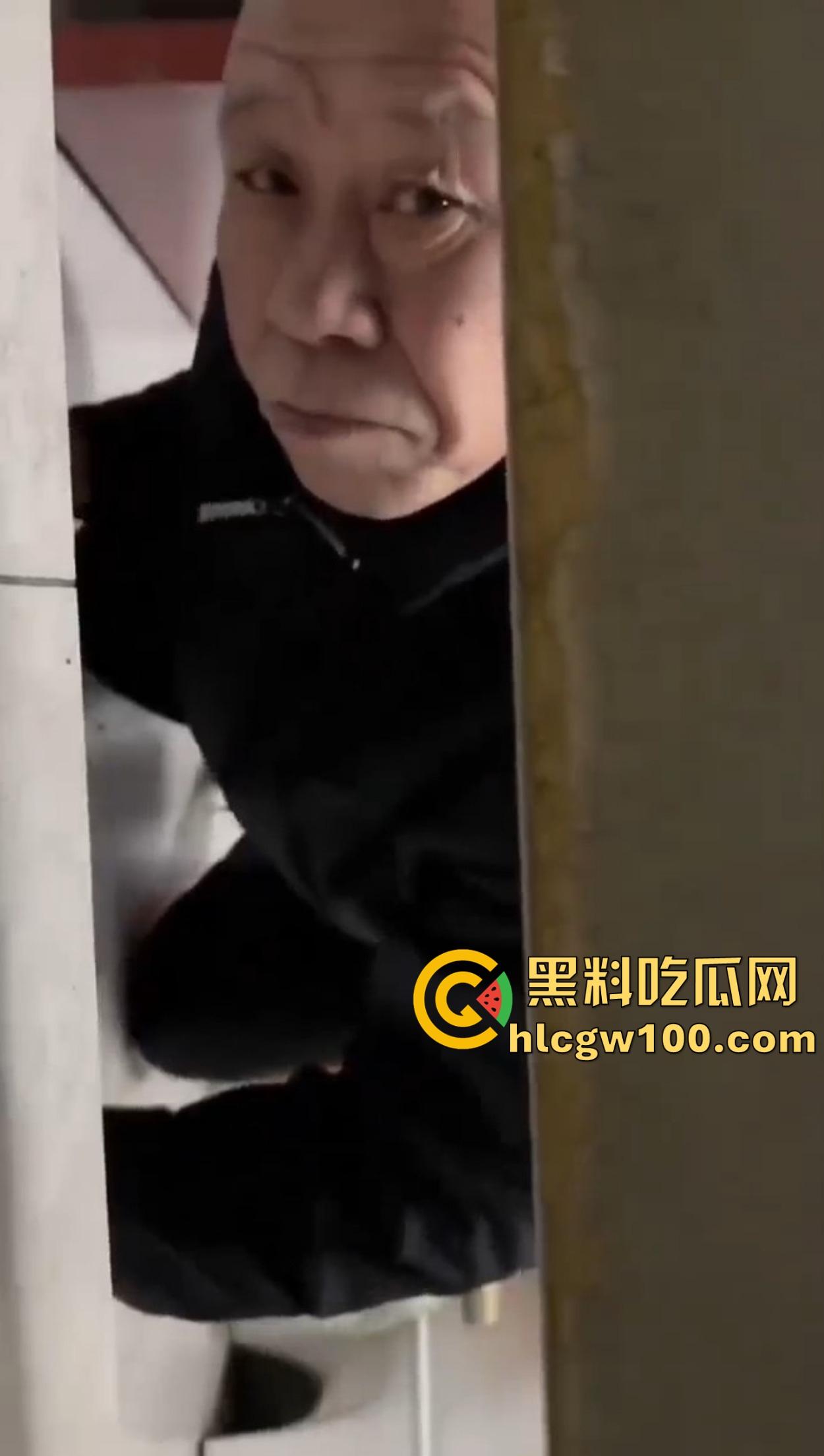 老逼登儿女厕偷窥上瘾,被钓鱼抓个正着,吓得妹子裤子都提不起来,下次建议直接尿他脸上黄汤伺候洗洗清醒!-1