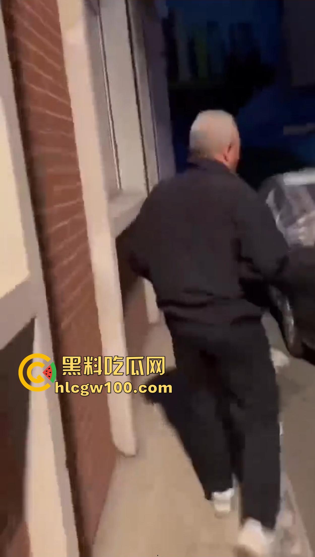 老逼登儿女厕偷窥上瘾,被钓鱼抓个正着,吓得妹子裤子都提不起来,下次建议直接尿他脸上黄汤伺候洗洗清醒!-6