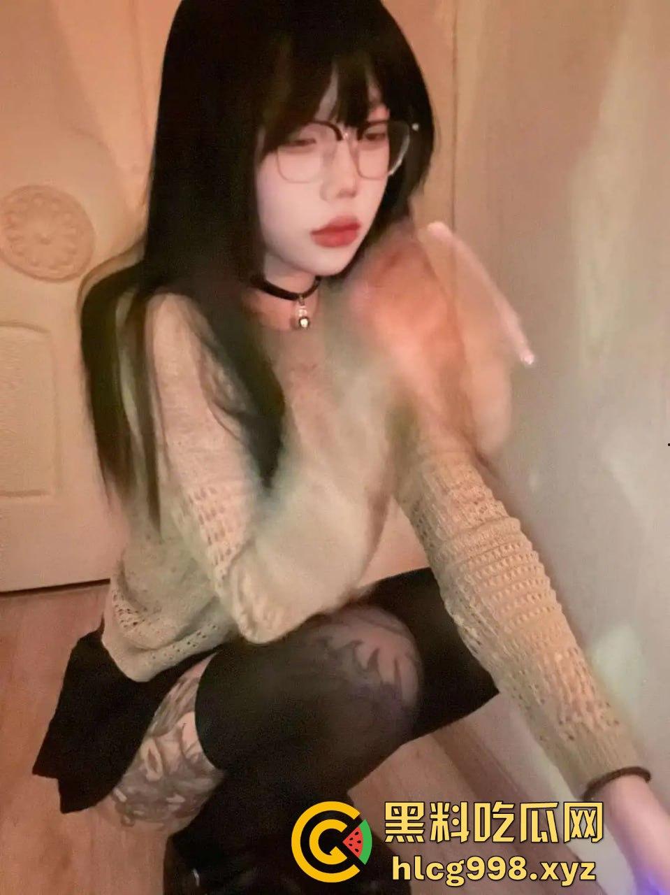 花臂精神小妹原来这么猛！探花爆日完她还不够，朋友圈爆料：一天不被操就要自己冲两次！-9