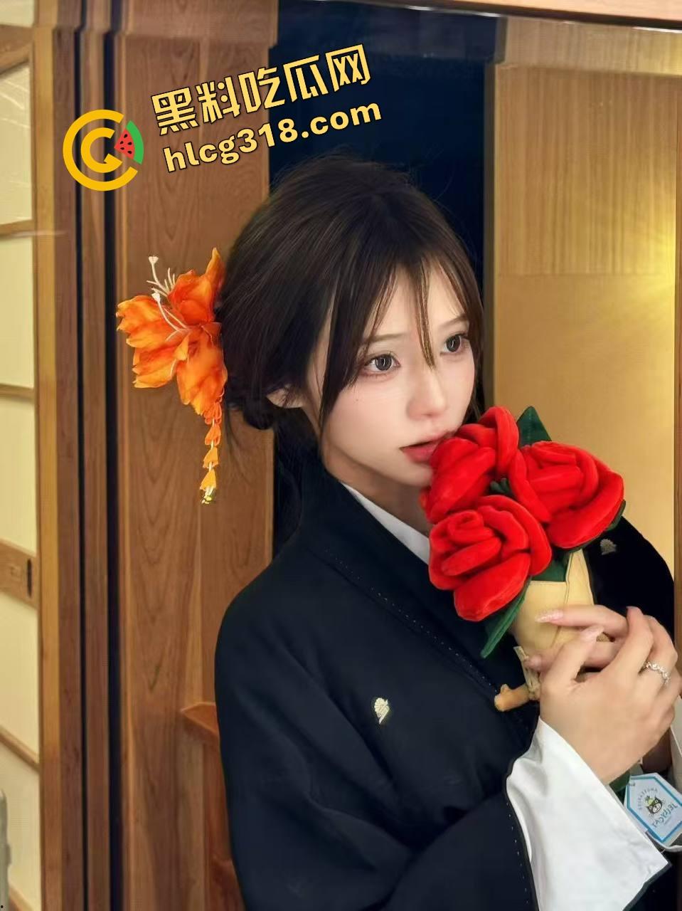 姐妹们口嫌体正直，嘴上说不看毛片，抓到集美看毛片还装正经？裤裆早就湿成狗了！-2