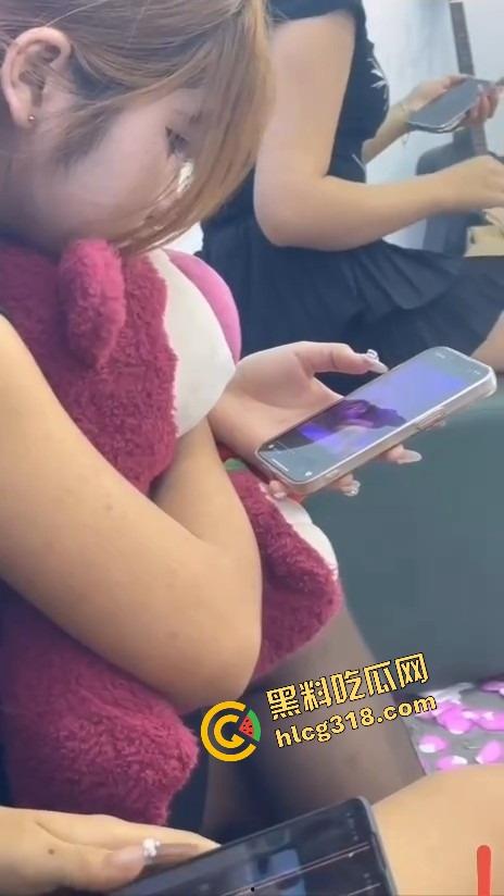 姐妹们口嫌体正直，嘴上说不看毛片，抓到集美看毛片还装正经？裤裆早就湿成狗了！-11