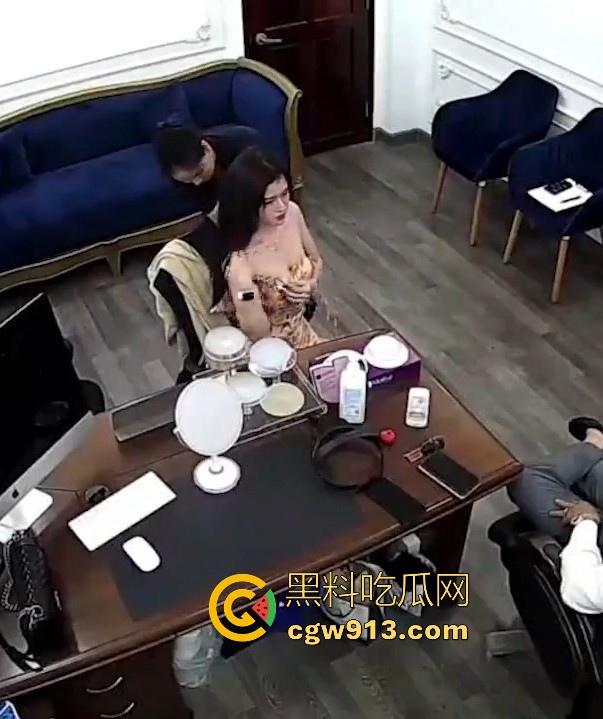 公司主管招聘女秘书要求先看胸围，极品美女现场脱衣漏奶，董事长亲自把关，明目张胆的潜规则！-1