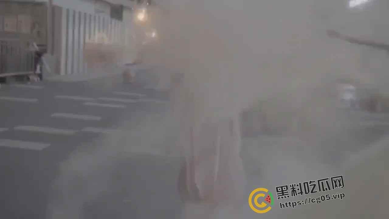 杭州漫展coser燃放仙女棒拍照 被男子拿干粉灭火器怼脸  现场一片恐慌 多视角围观吃瓜-5