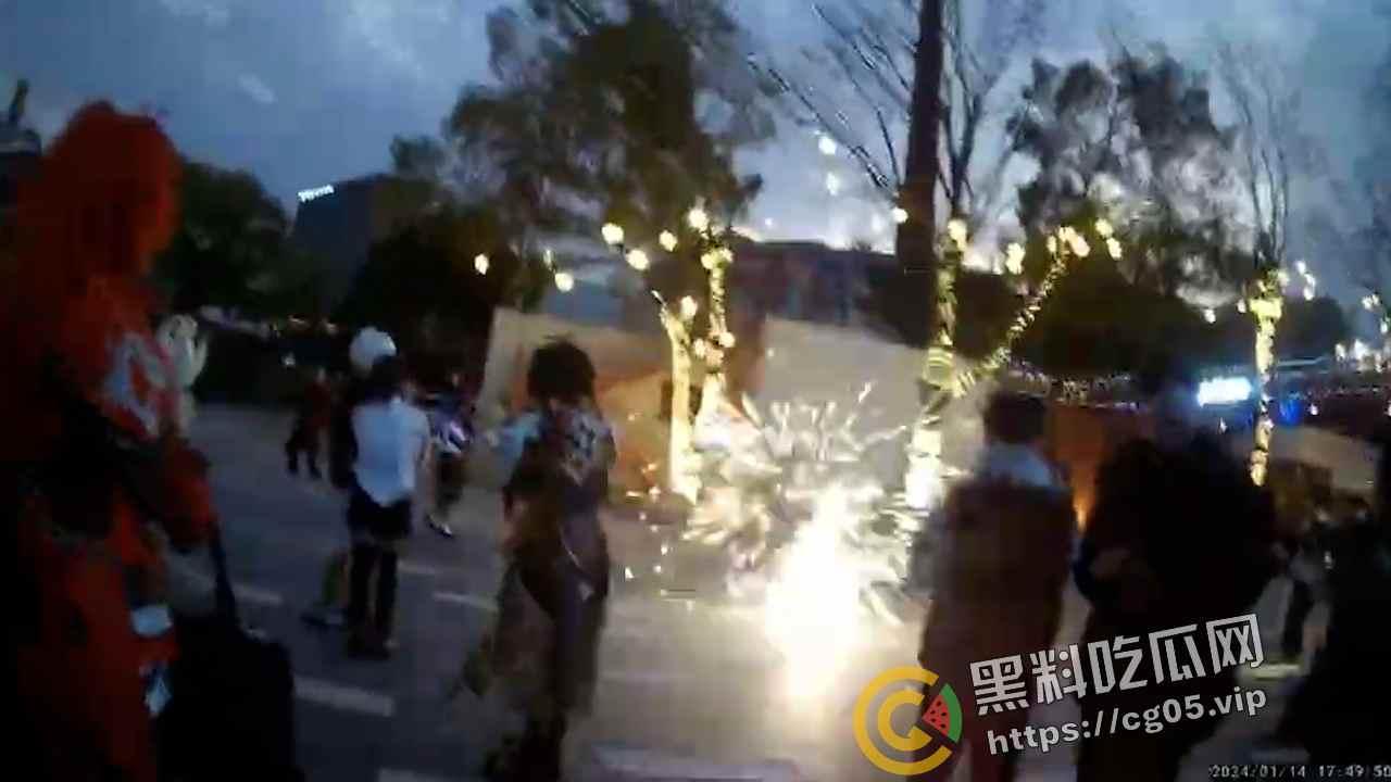 杭州漫展coser燃放仙女棒拍照 被男子拿干粉灭火器怼脸  现场一片恐慌 多视角围观吃瓜-7