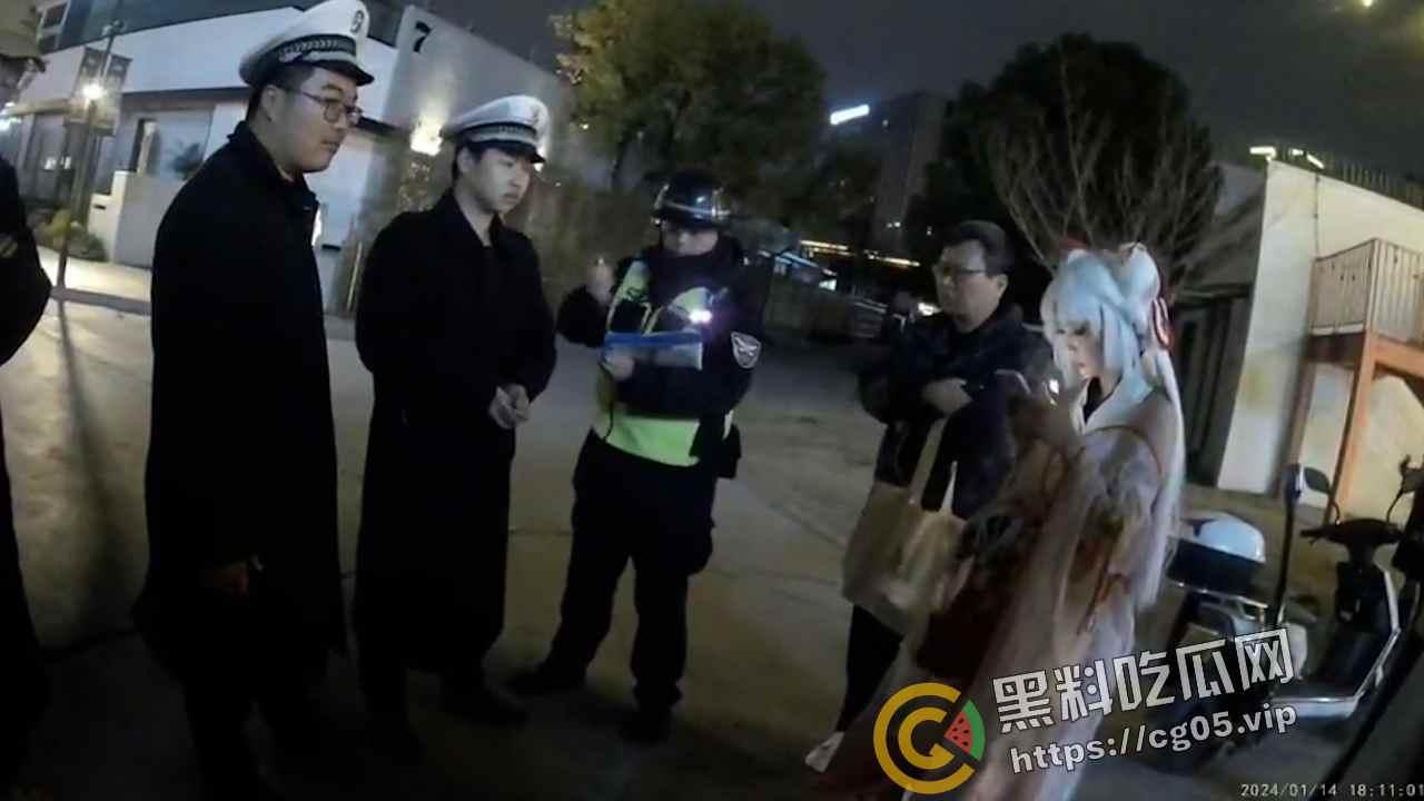 杭州漫展coser燃放仙女棒拍照 被男子拿干粉灭火器怼脸  现场一片恐慌 多视角围观吃瓜-8