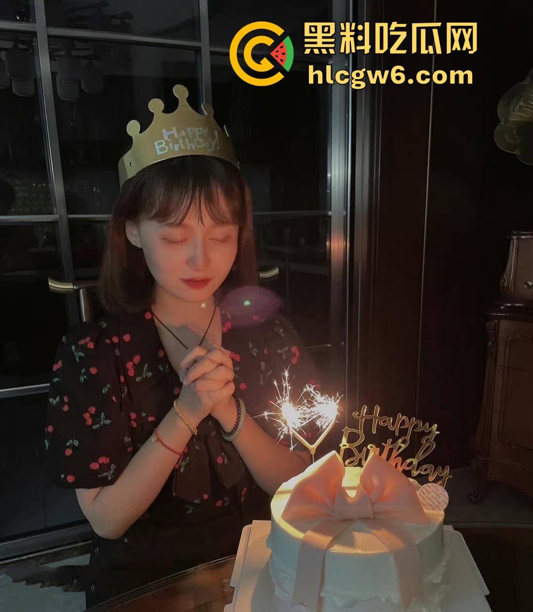 精致少妇【刘诗琪】生活照与床照双重曝光，浓妆美艳下的骗局，脱衣后原形毕露却骚得让人上头！-15