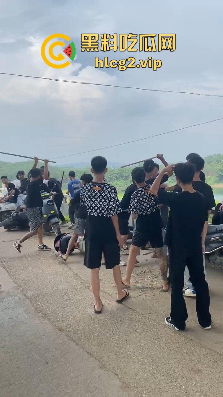 河南精神小伙挥舞青龙偃月刀街头打架，这群人是武术学校出来的？-1