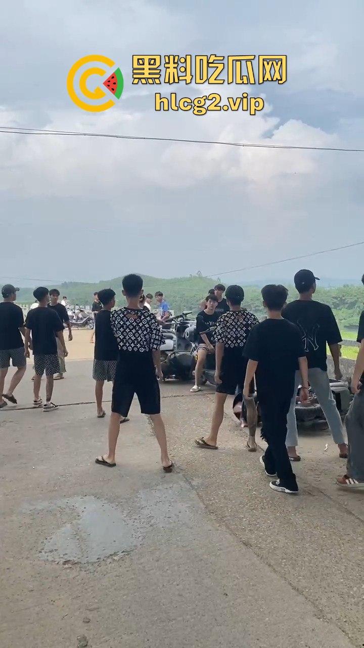 河南精神小伙挥舞青龙偃月刀街头打架，这群人是武术学校出来的？-2